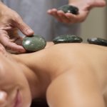 O Poder Relaxante da Massagem com Pedras Quentes